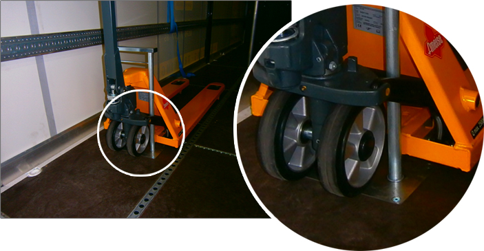 Fermo per transpallet montato su un transpallet